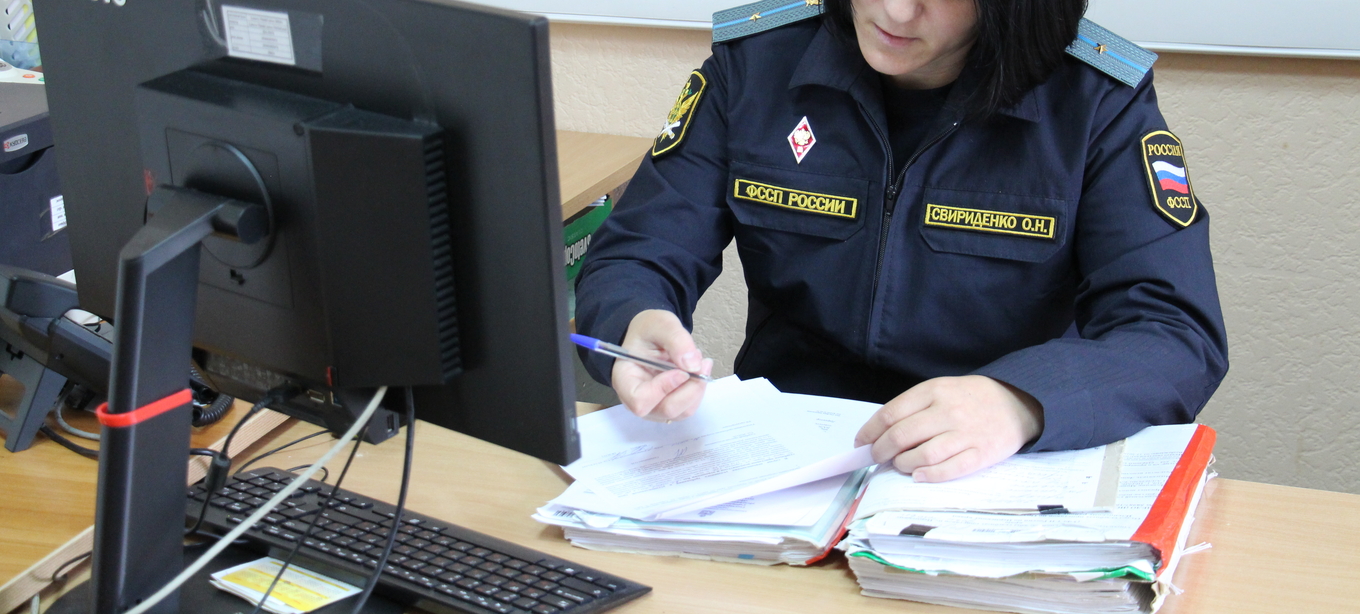 Судебные приставы взыскали уголовный штраф с участницы преступной группы, осужденной за мошенничество